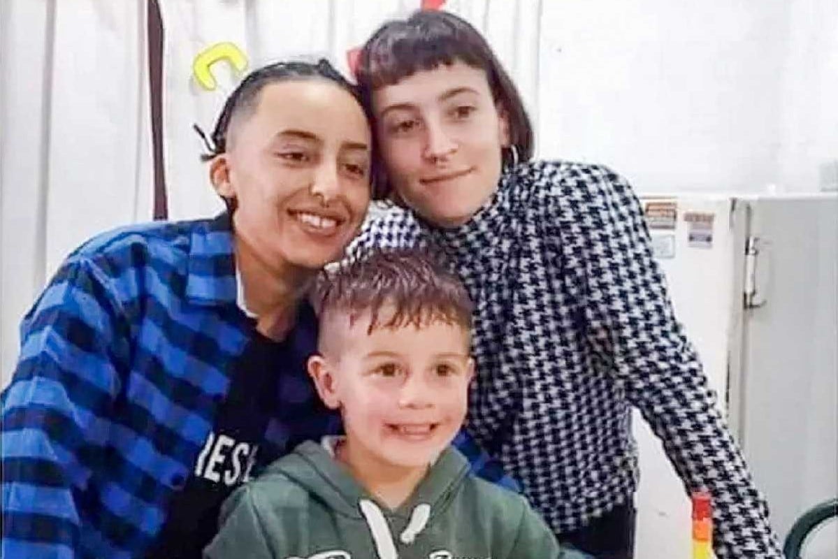 Magdalena Espósito Valenti (izq) y Abigail Páez (der) junto a Lucio.