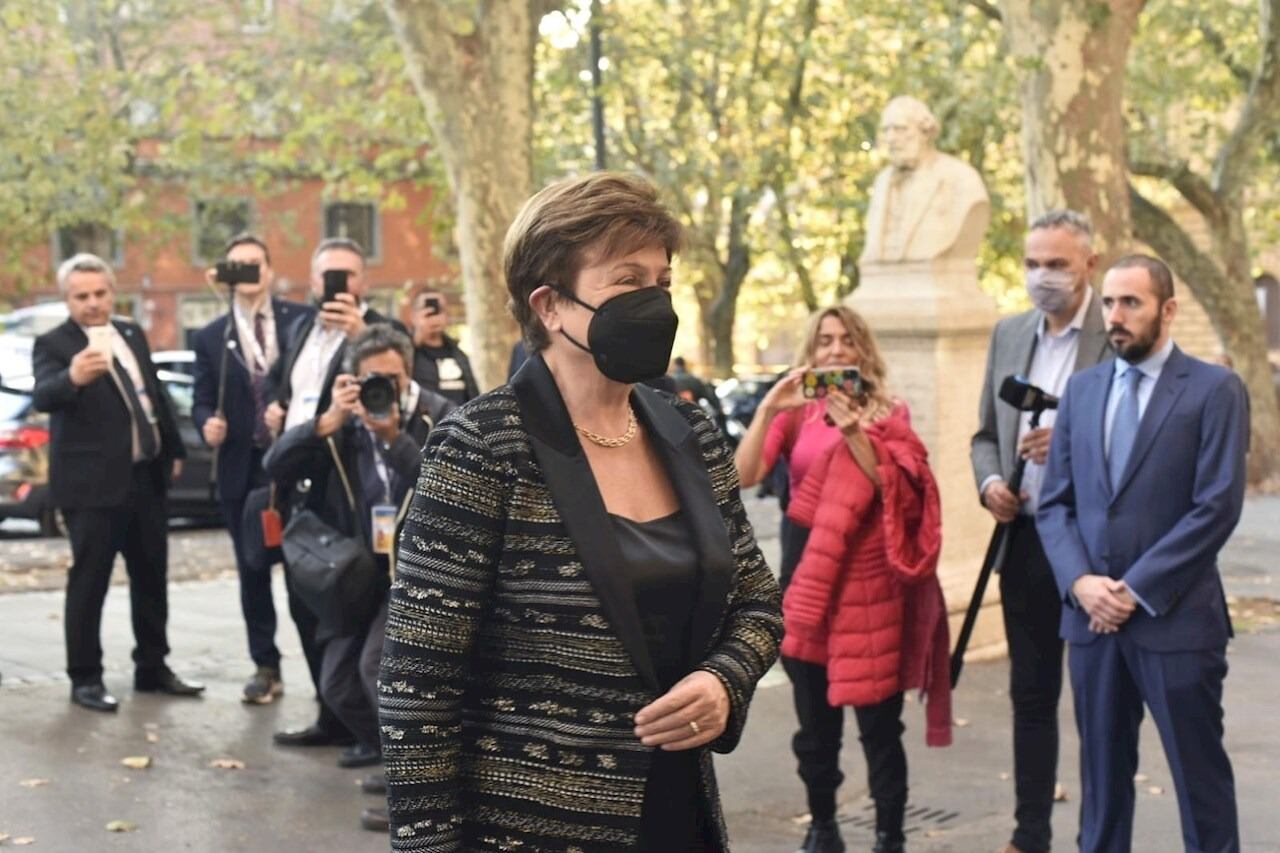 Kristalina Georgieva llega a la embajada argentina en Roma. 