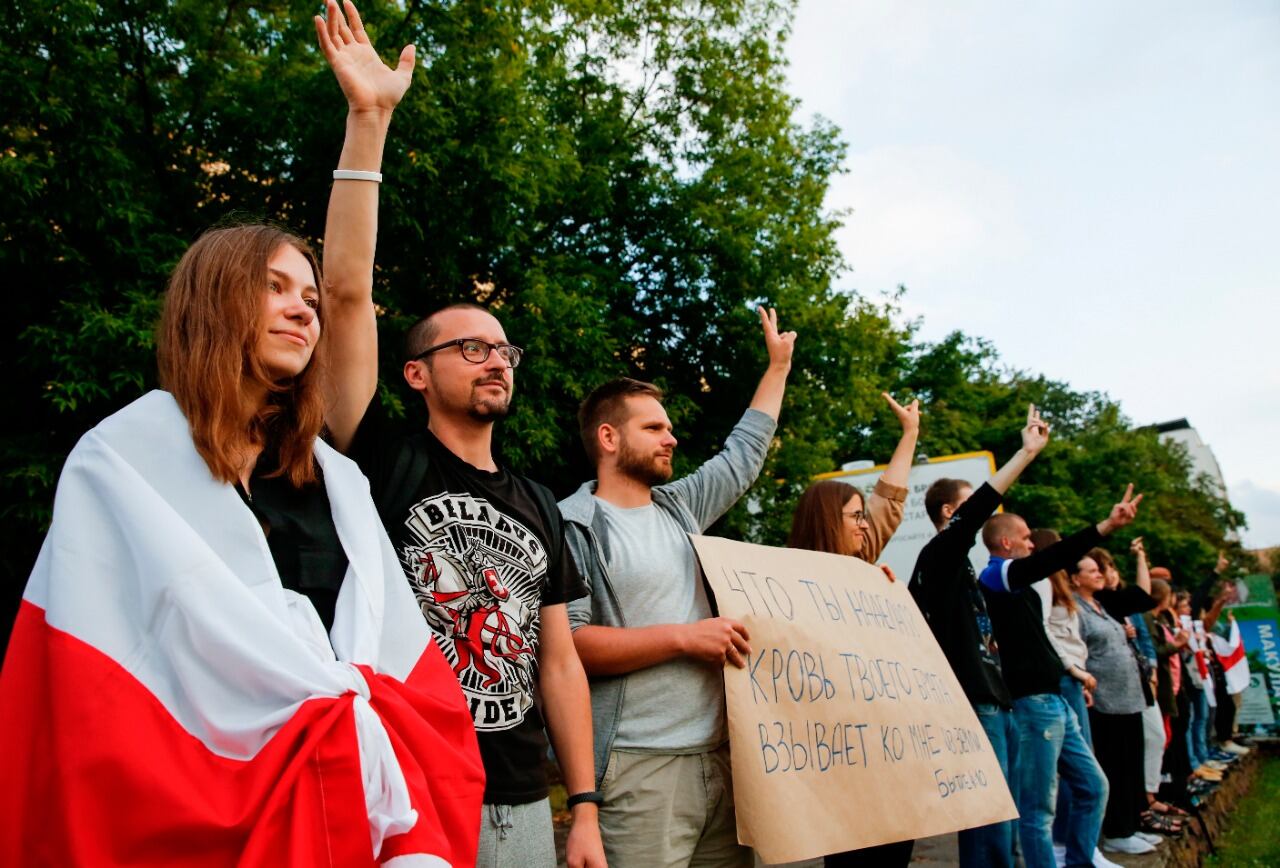 Cadena solidaria en Minsk para protestar contra la brutalidad policial.