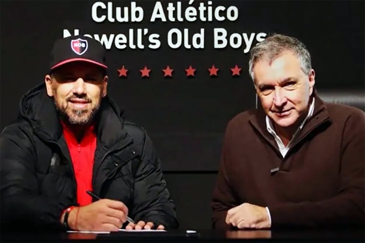 El día que Fabbiani firmó contrato ante Astore.