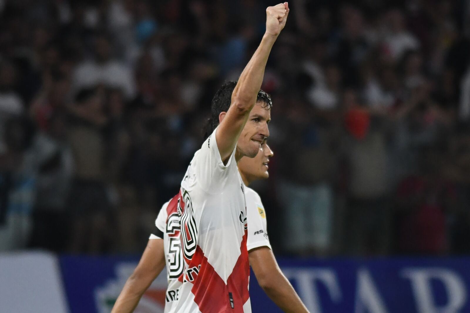 Nacho Fernández festeja en Santiago del Estero el primer gol de su segundo ciclo en River.