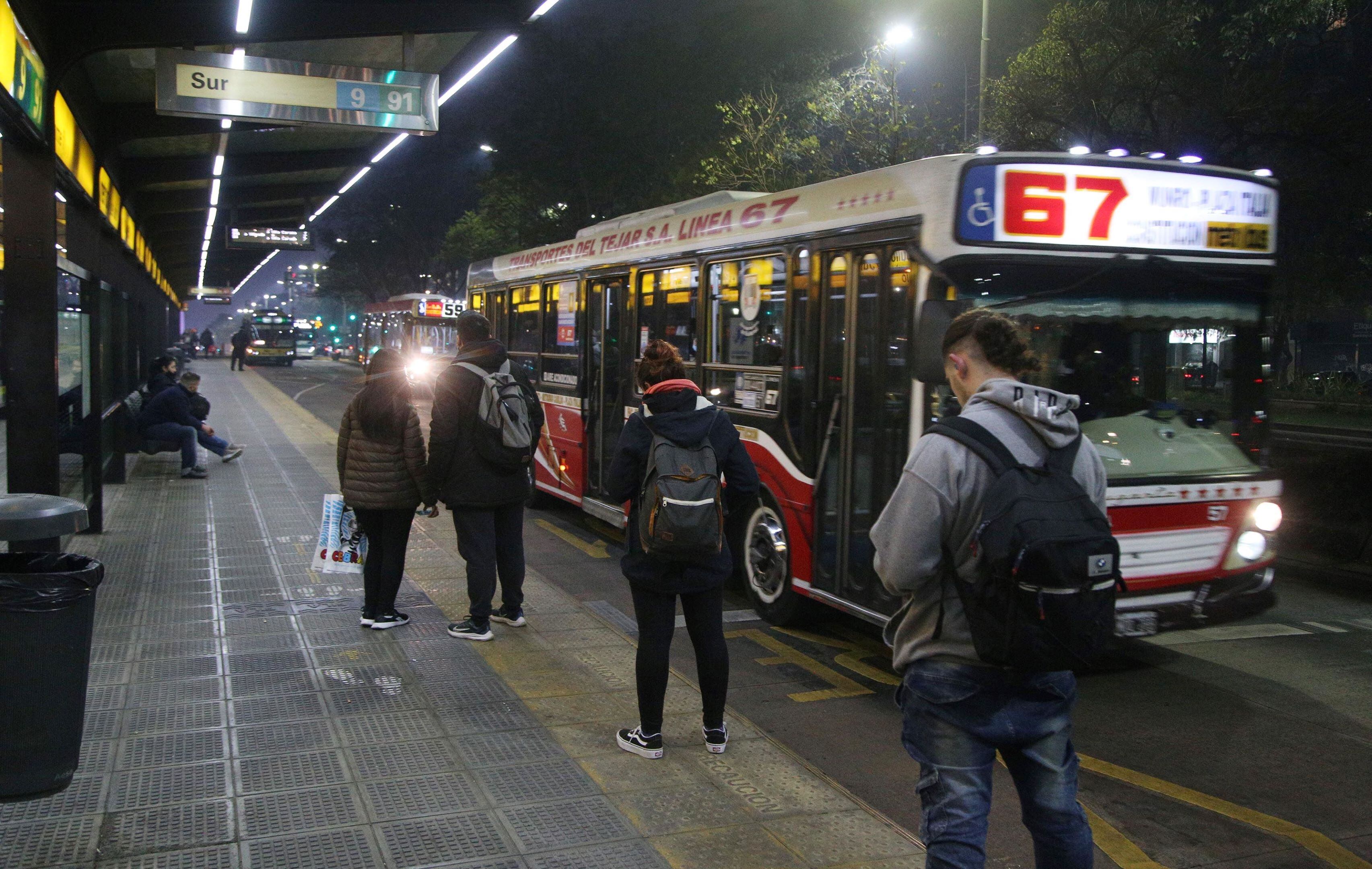 Los colectivos afectados por el cese de actividades volvieron a circular durante la tarde-noche