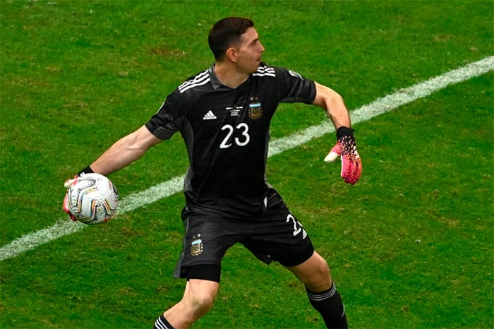 Emiliano "Dibu" Martínez, uno de los acusados de falsear la declaración al ingresar a Brasil.