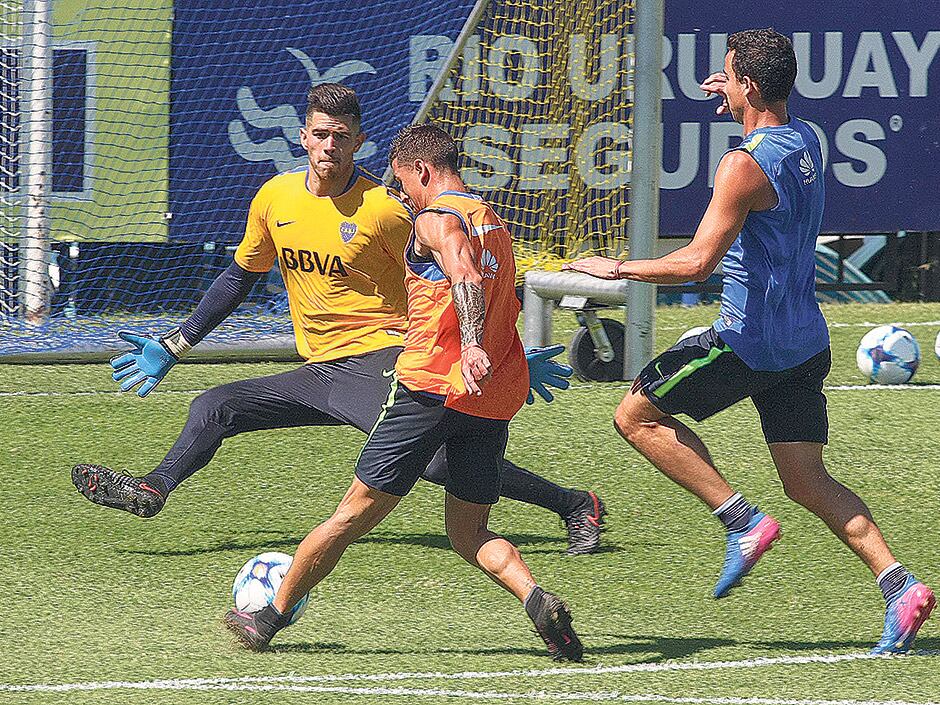 Agustín Rossi achica el arco frente a Fernando Zuqui. Boca trabaja y se pone a punto.