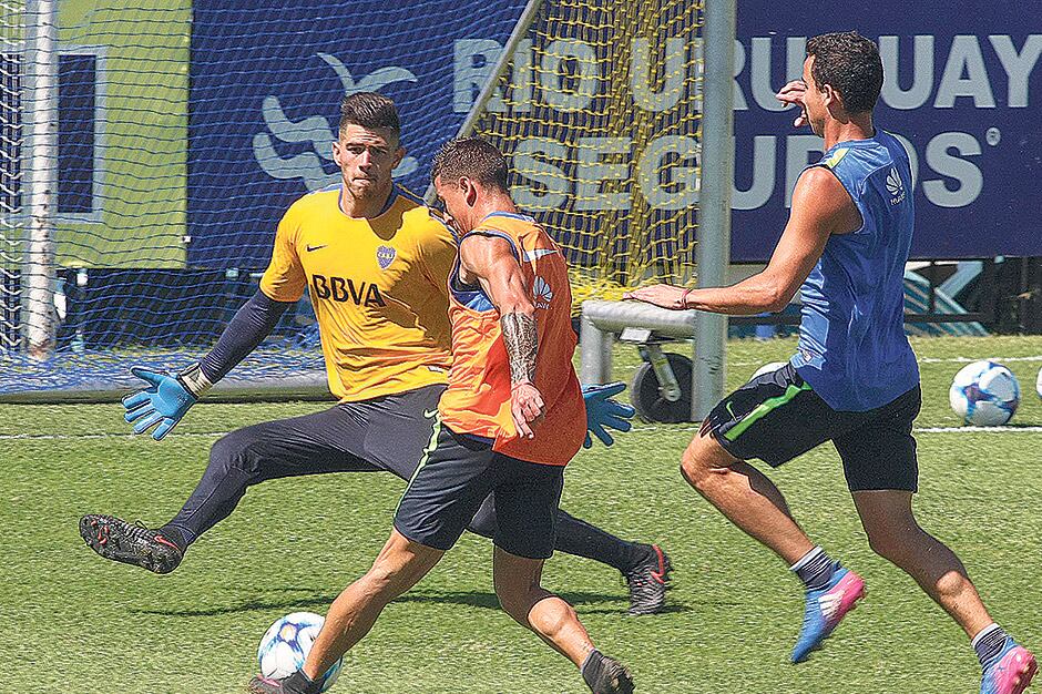 Agustín Rossi achica el arco frente a Fernando Zuqui. Boca trabaja y se pone a punto.