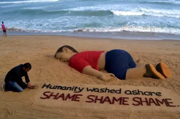 La imagen de Aylan Kurdi que recorrió el mundo, convertida en escultura de arena.