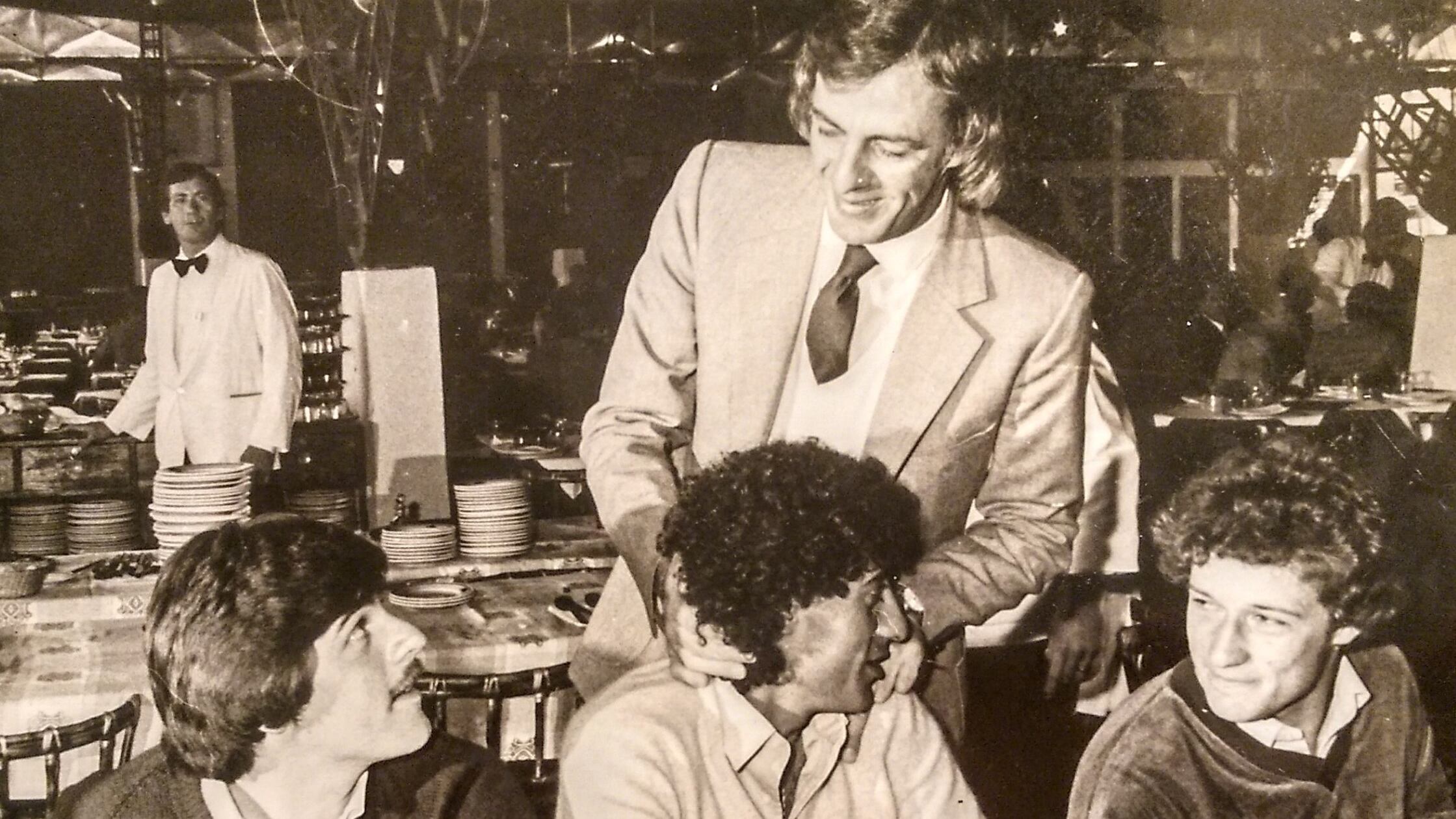 Menotti saluda a Lanao mientras miran Calderón y Rossi.