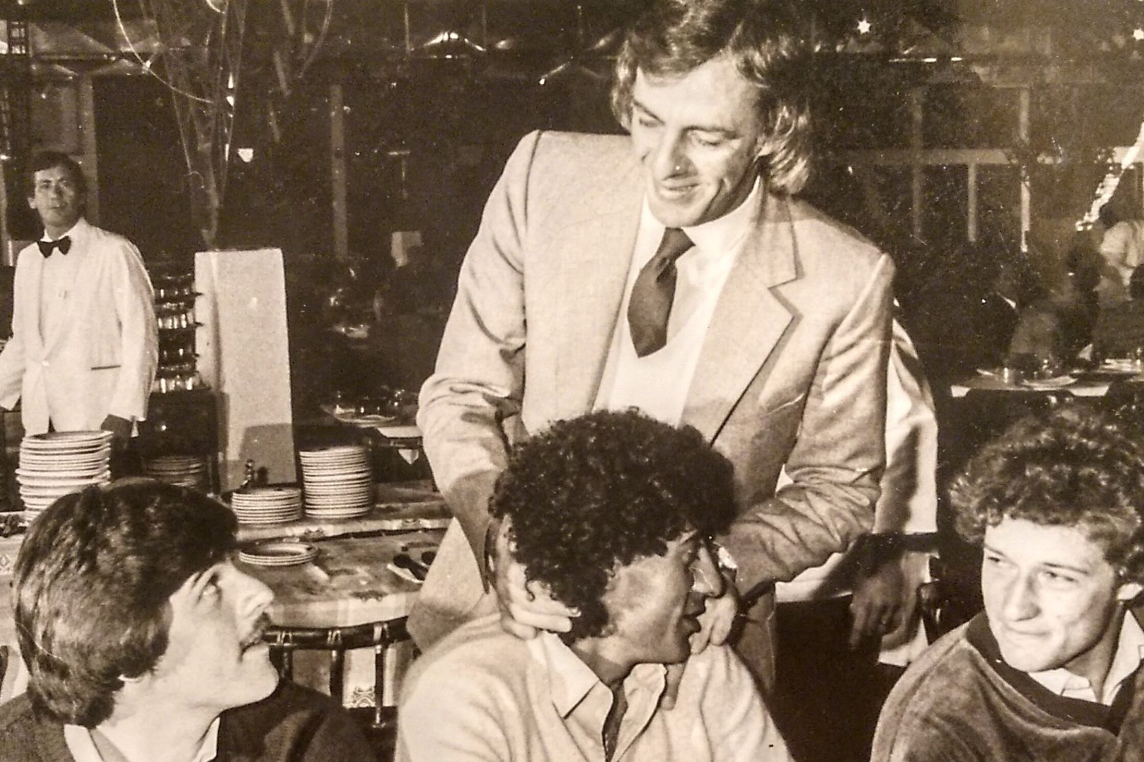 Menotti saluda a Lanao mientras miran Calderón y Rossi.