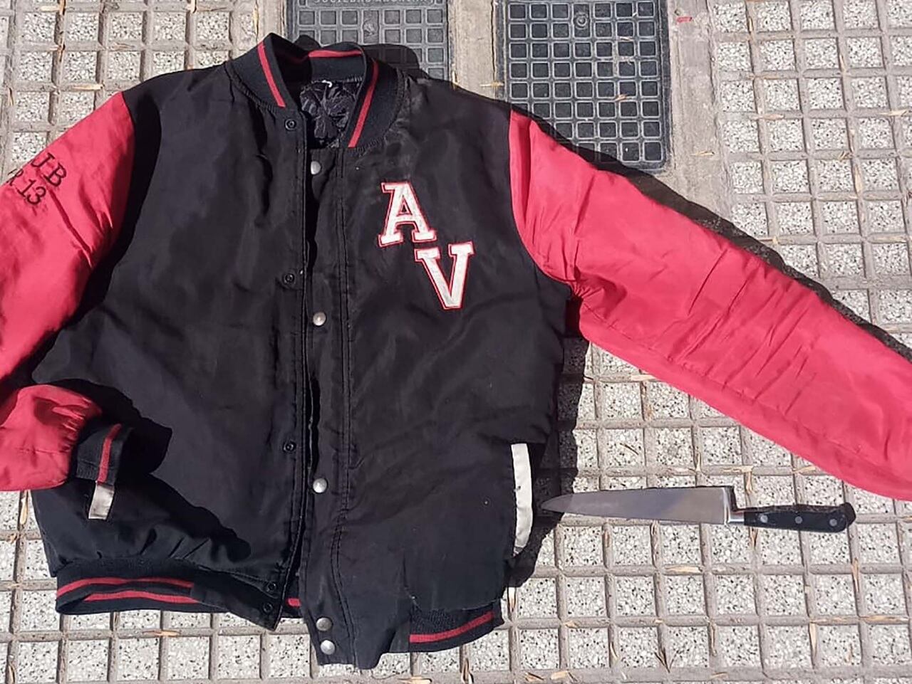 Los investigadores secuestraron un cuchillo que habría utilizado el sospechoso durante el ataque.