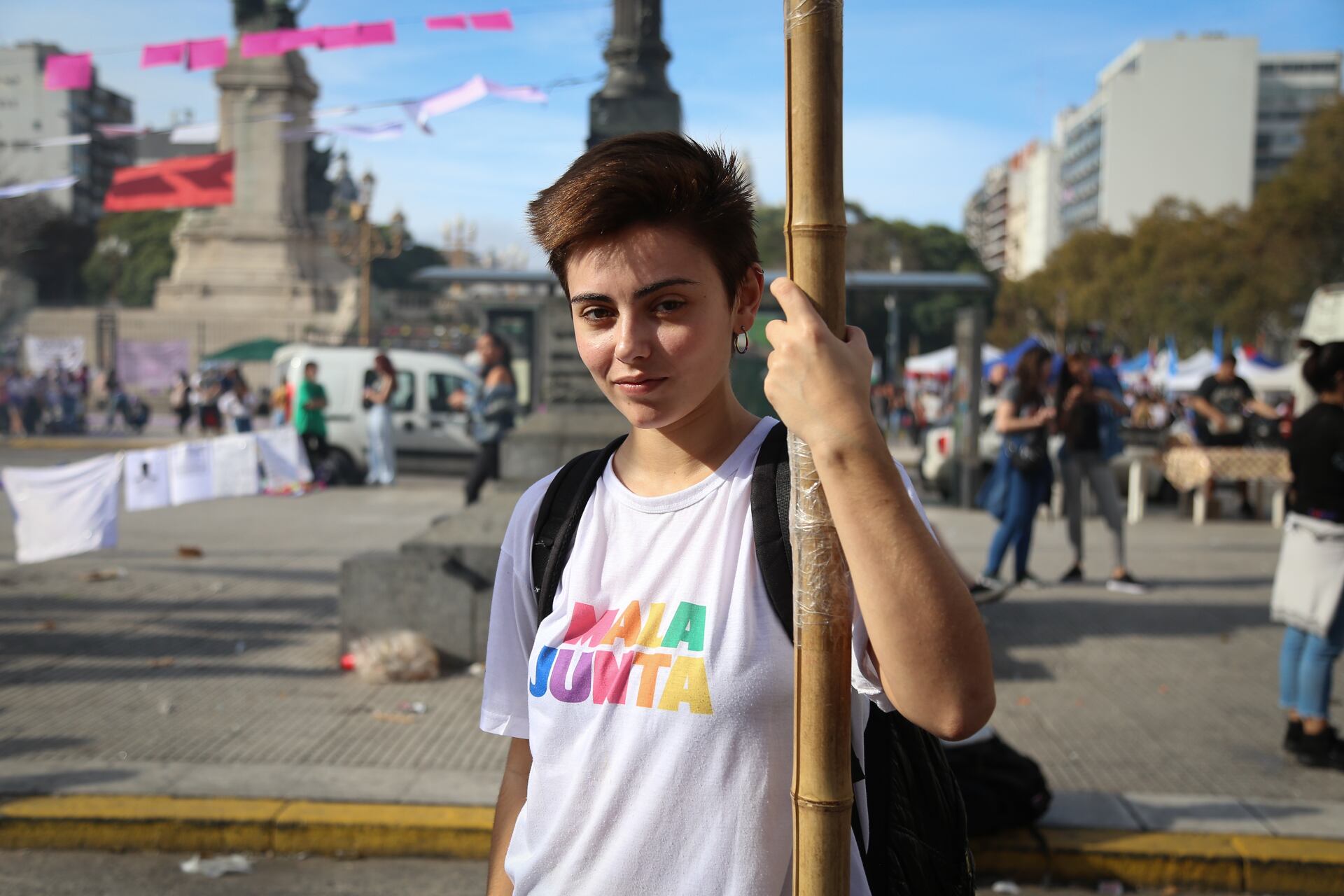 Los discursos de odio pretenden transformar la afirmación de les adolescentes por otras expresiones de género en una enfermedad.