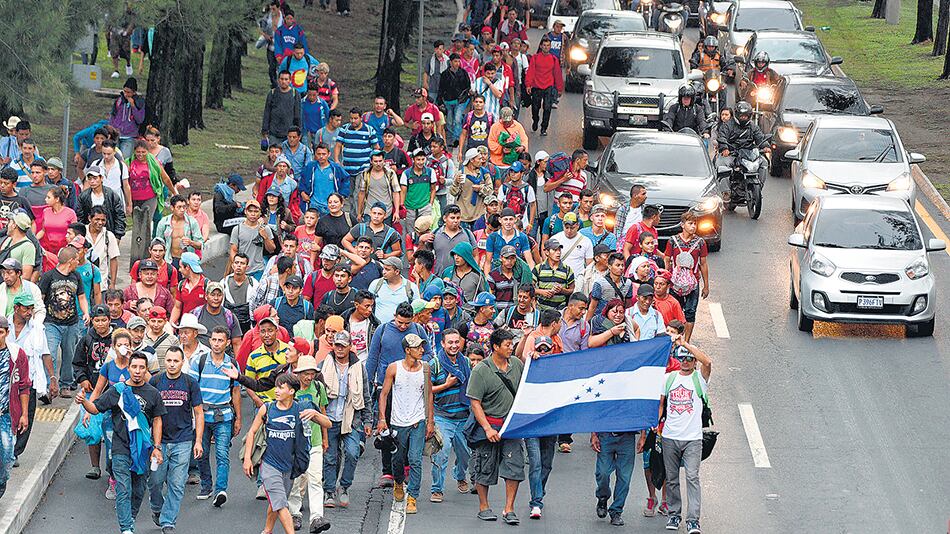 Migrantes hondureños caminan en dirección a Tecun Uman, frontera con México, tras salir de Guatemala.