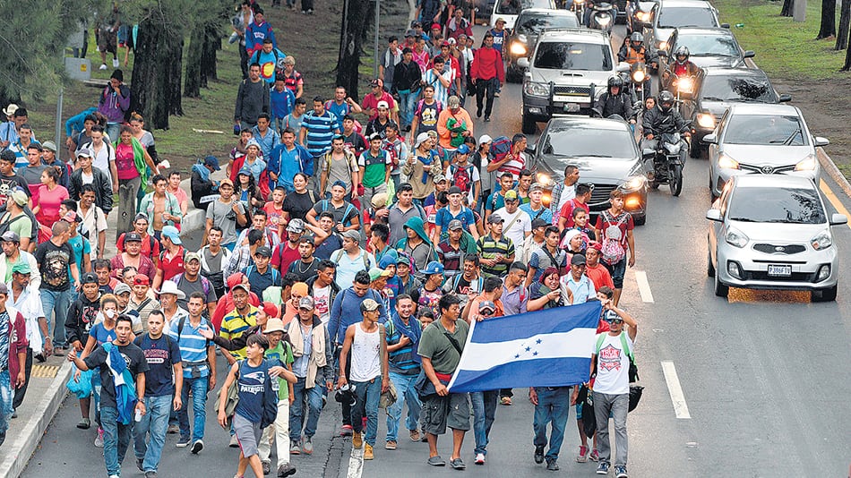 Migrantes hondureños caminan en dirección a Tecun Uman, frontera con México, tras salir de Guatemala.