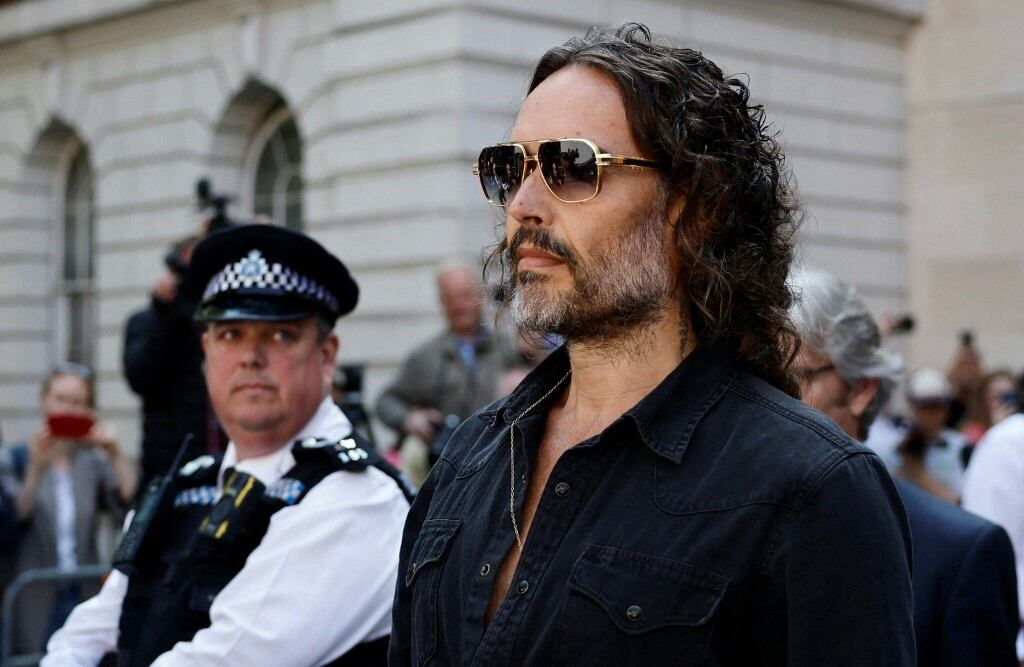 Londres: Russell Brand acudió a un tribunal penal por las acusaciones de violación en su contra