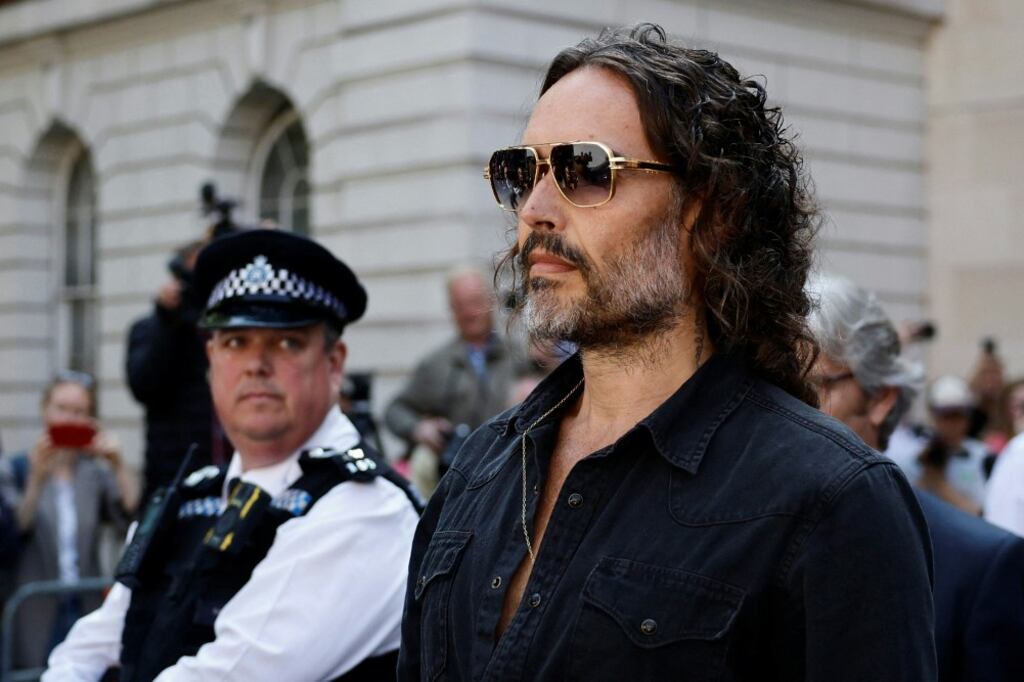 Londres: Russell Brand acudió a un tribunal penal por las acusaciones de violación en su contra