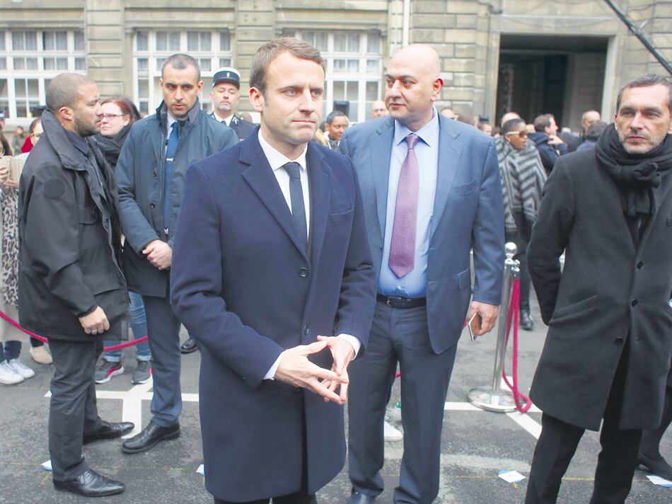 Emmanuel Macron, favorito para la segunda vuelta, participó del homenaje a Xavier Jugel.