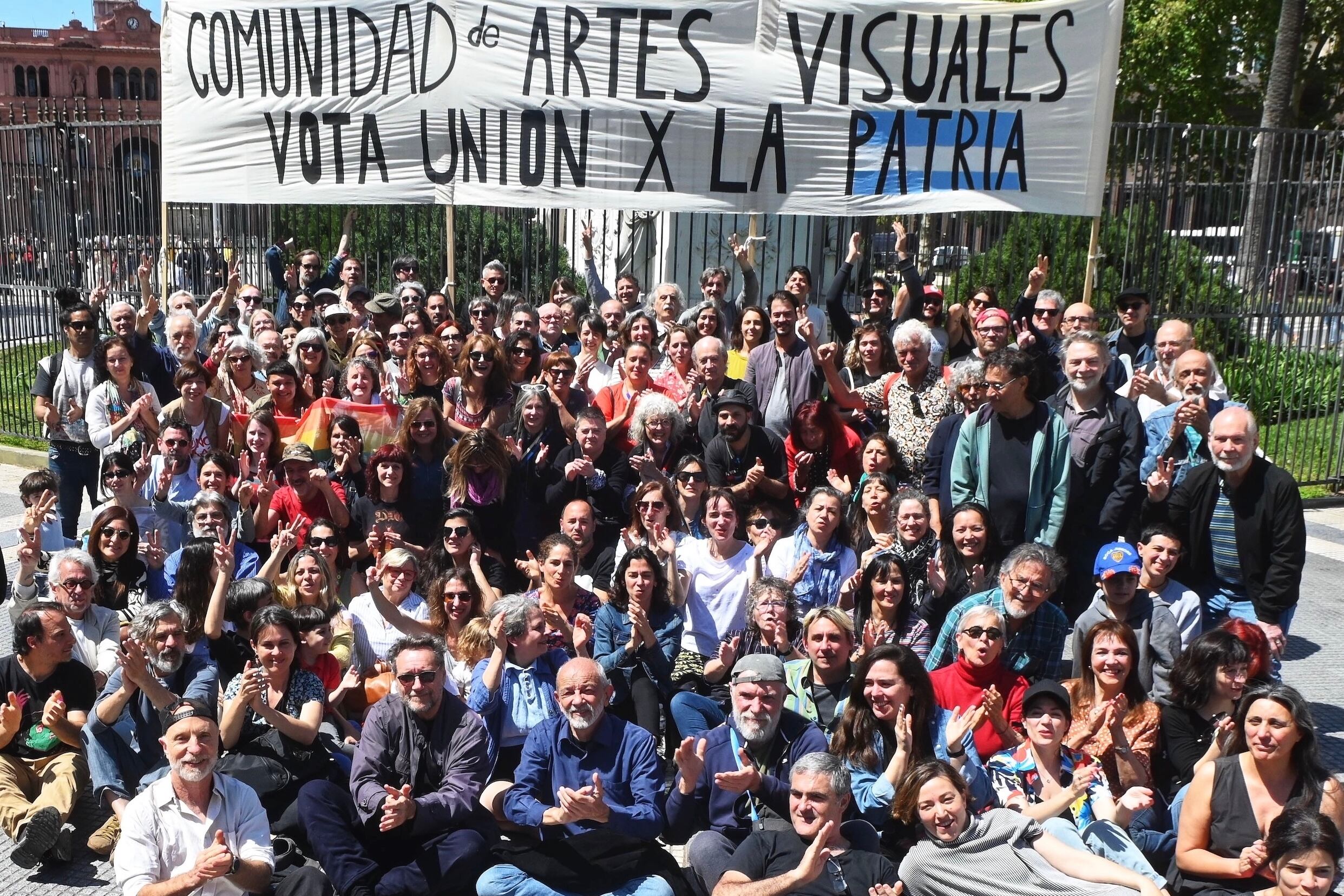 Comunidad de artistas visuales el 7 de ocubre al mediodía. Abajo: Los artistas también ponen los pies en la fuente. Crédito de la foto: Res.