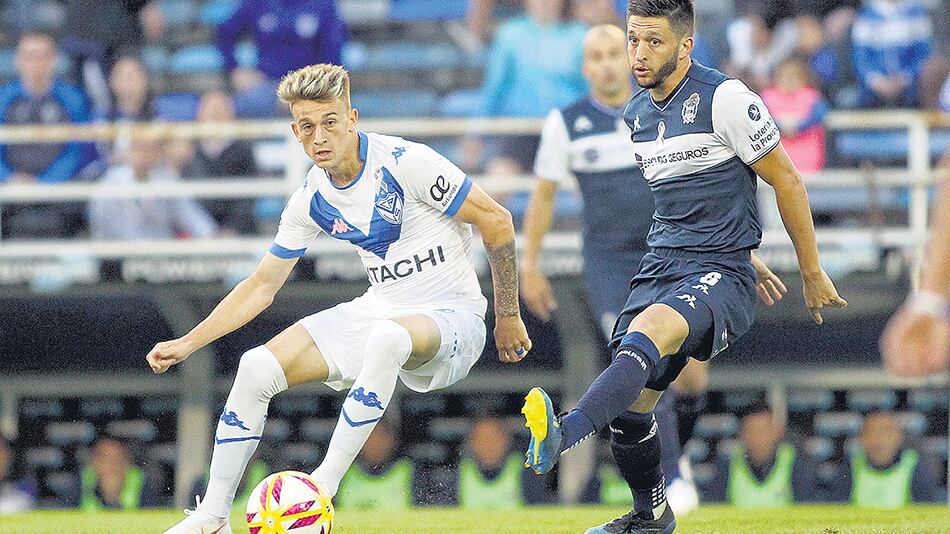 Mainero mira la pelota junto a Bonifacio. Ganó Vélez en Liniers.