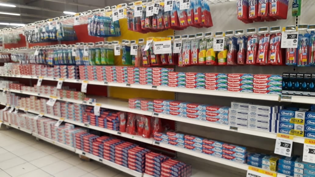 Una góndola de la cadena Walmart en el oeste del Conurbano, con la disposición post ley. 