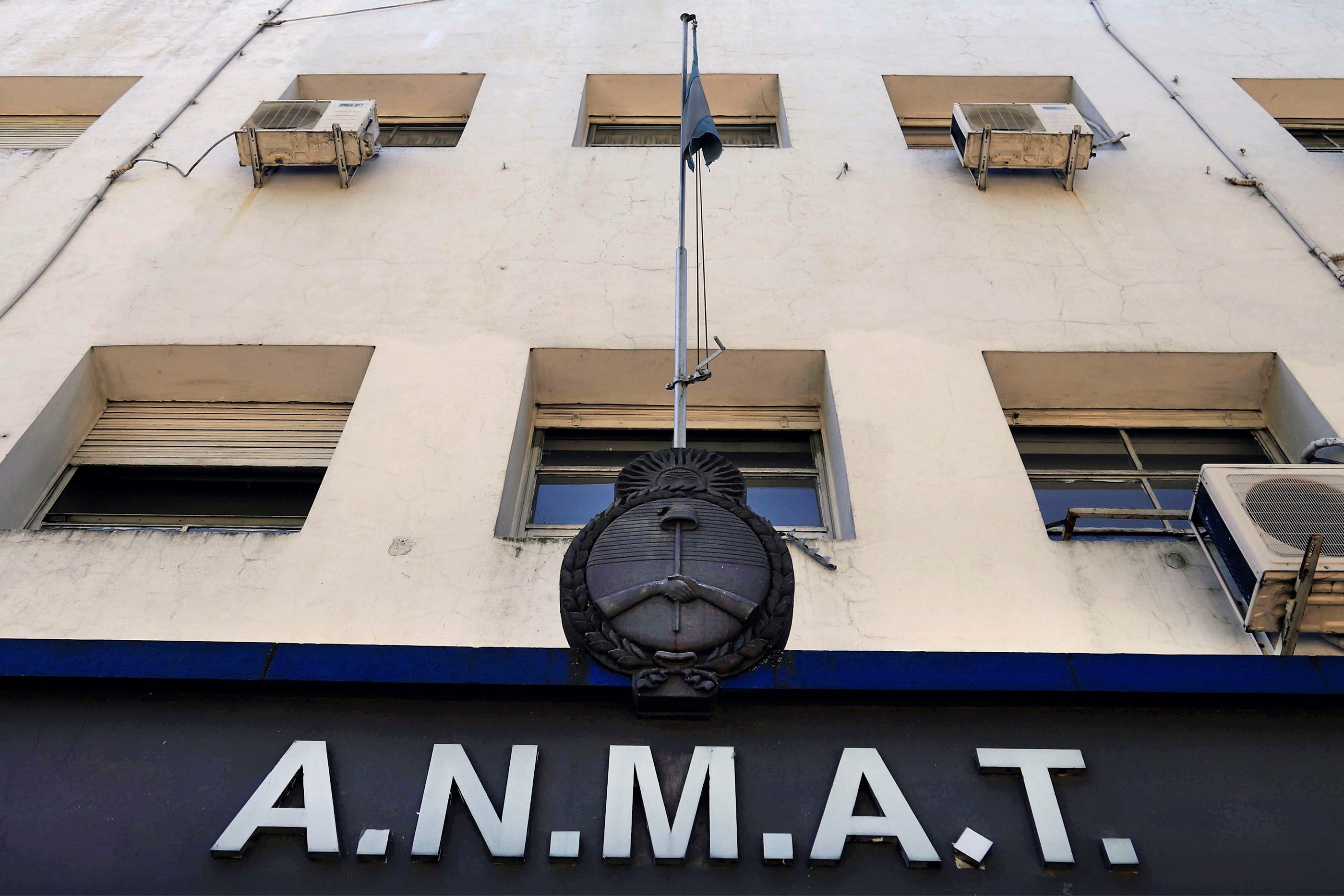 La ANMAT prohibió la venta de tres productos que presentaban irregularidades. Imagen: NA.