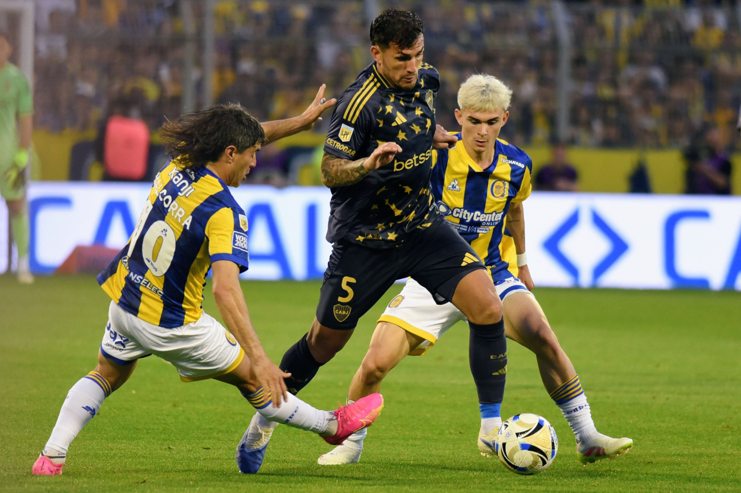 Paredes lleva la pelota entre Malcorra y Santiago López