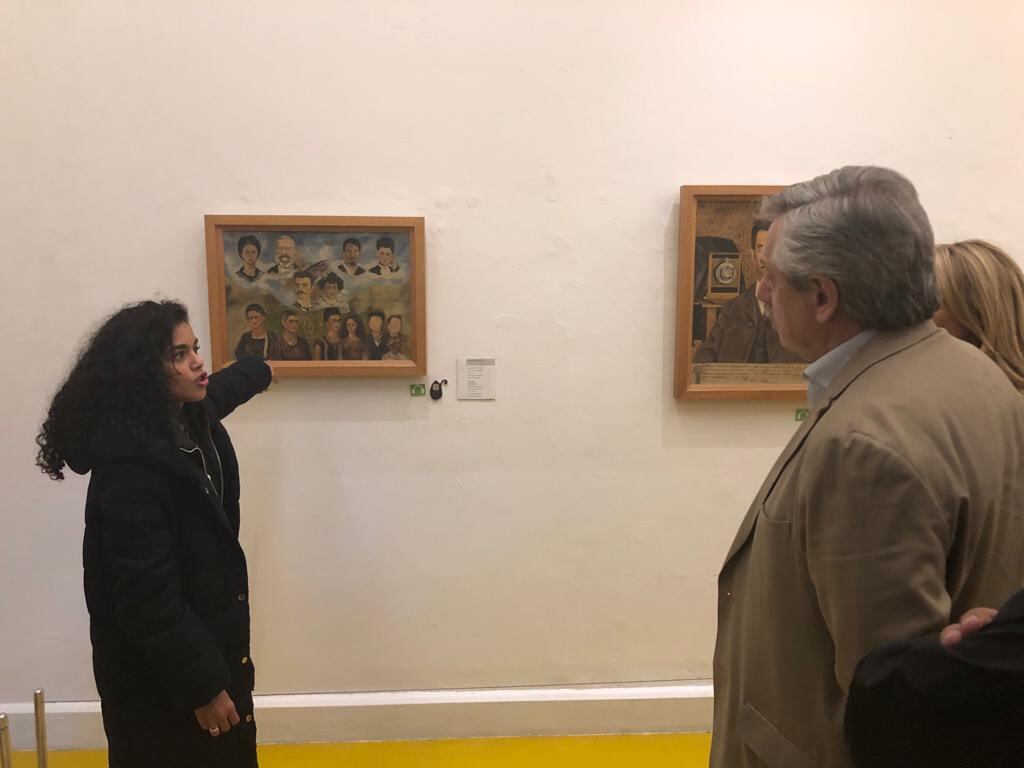 Alberto Fernández escucha la explicación de la guía en la visita a la Casa Azul.
