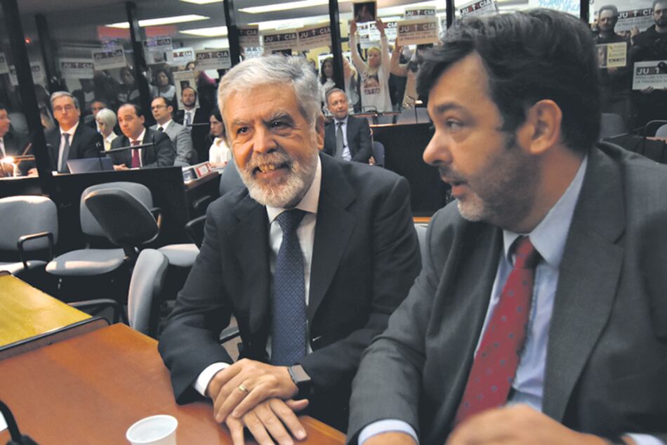 Julio De Vido durante la audiencia, junto a Maximiliano Rusconi, uno de sus abogados.