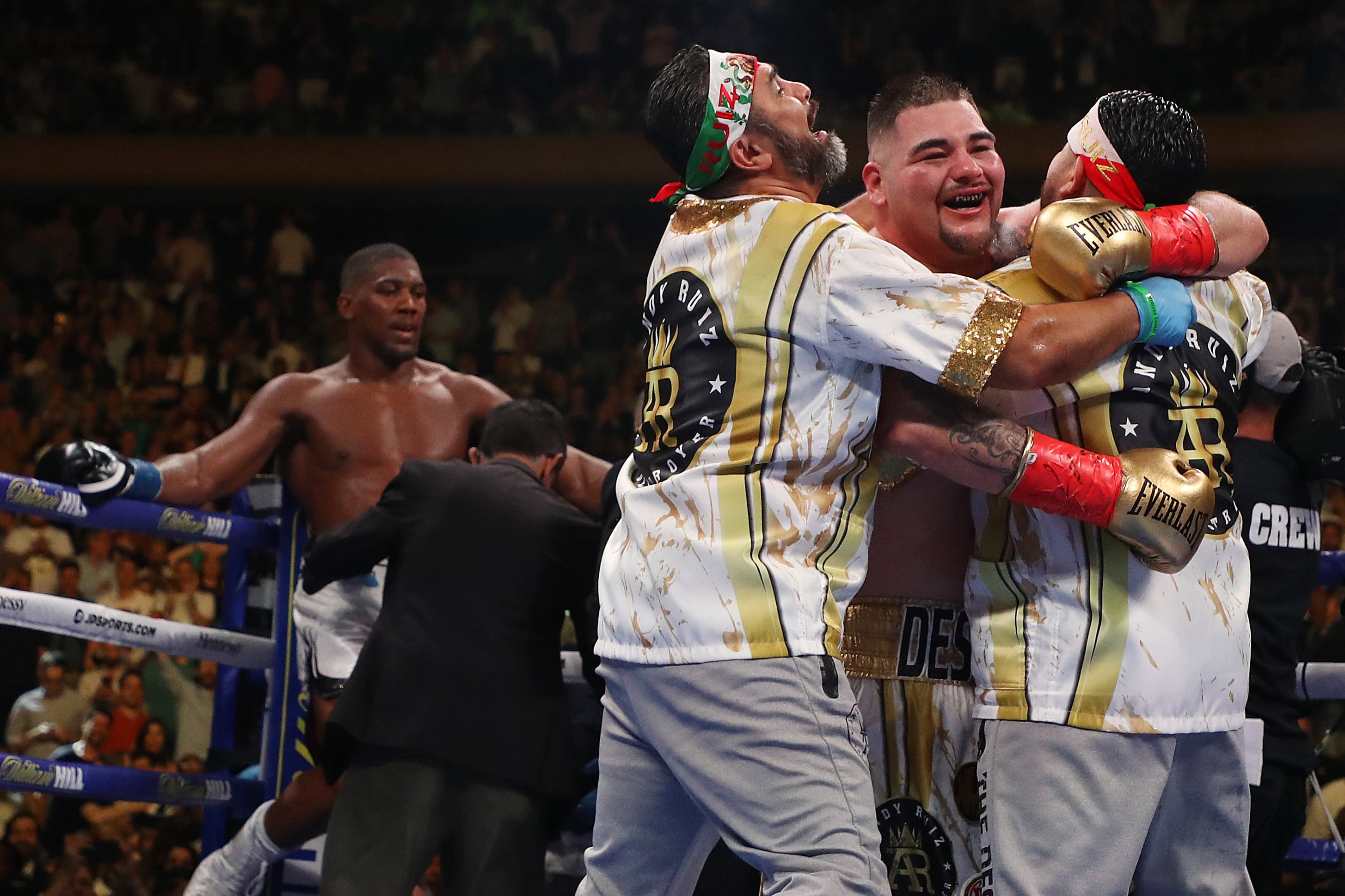 Andy Ruiz dejó al campeón invicto Anthony Joshua aferrado a las cuerdas.