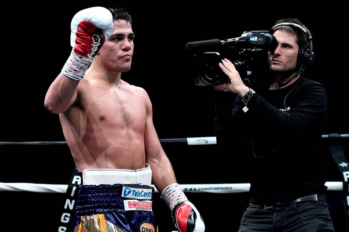 Castaño recuperó la corona que le habían sacado en los escritorios.