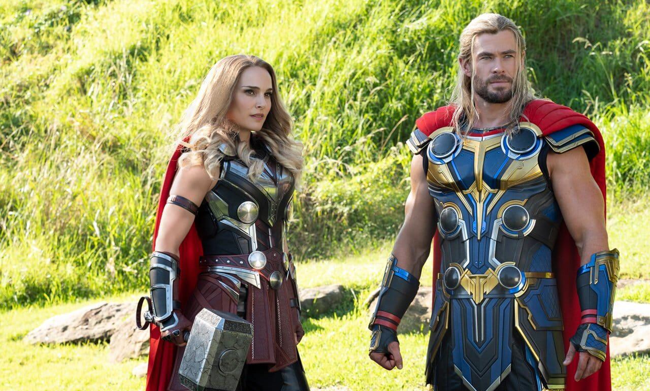 Natalie Portman retoma su papel de Jane Foster, pero ahora tiene los poderes de Thor. 