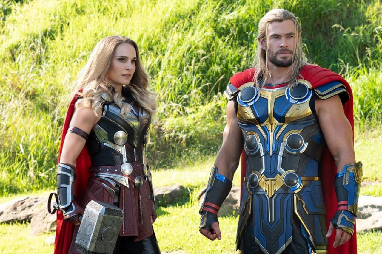Natalie Portman retoma su papel de Jane Foster, pero ahora tiene los poderes de Thor.