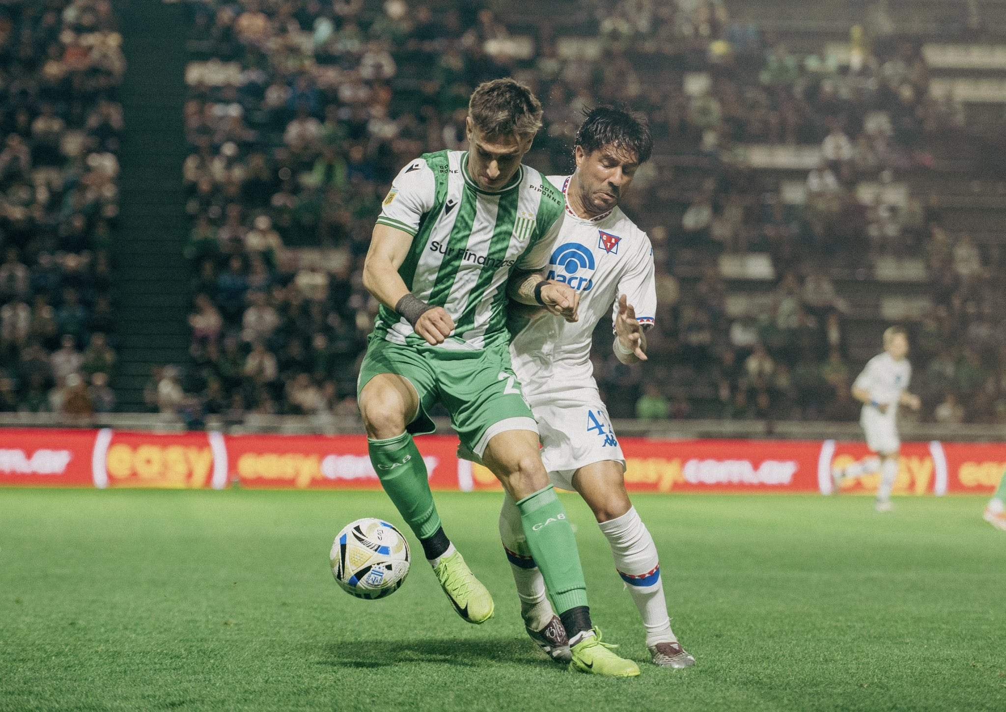 Santiago López García lleva la pelota ante Ramón Arias