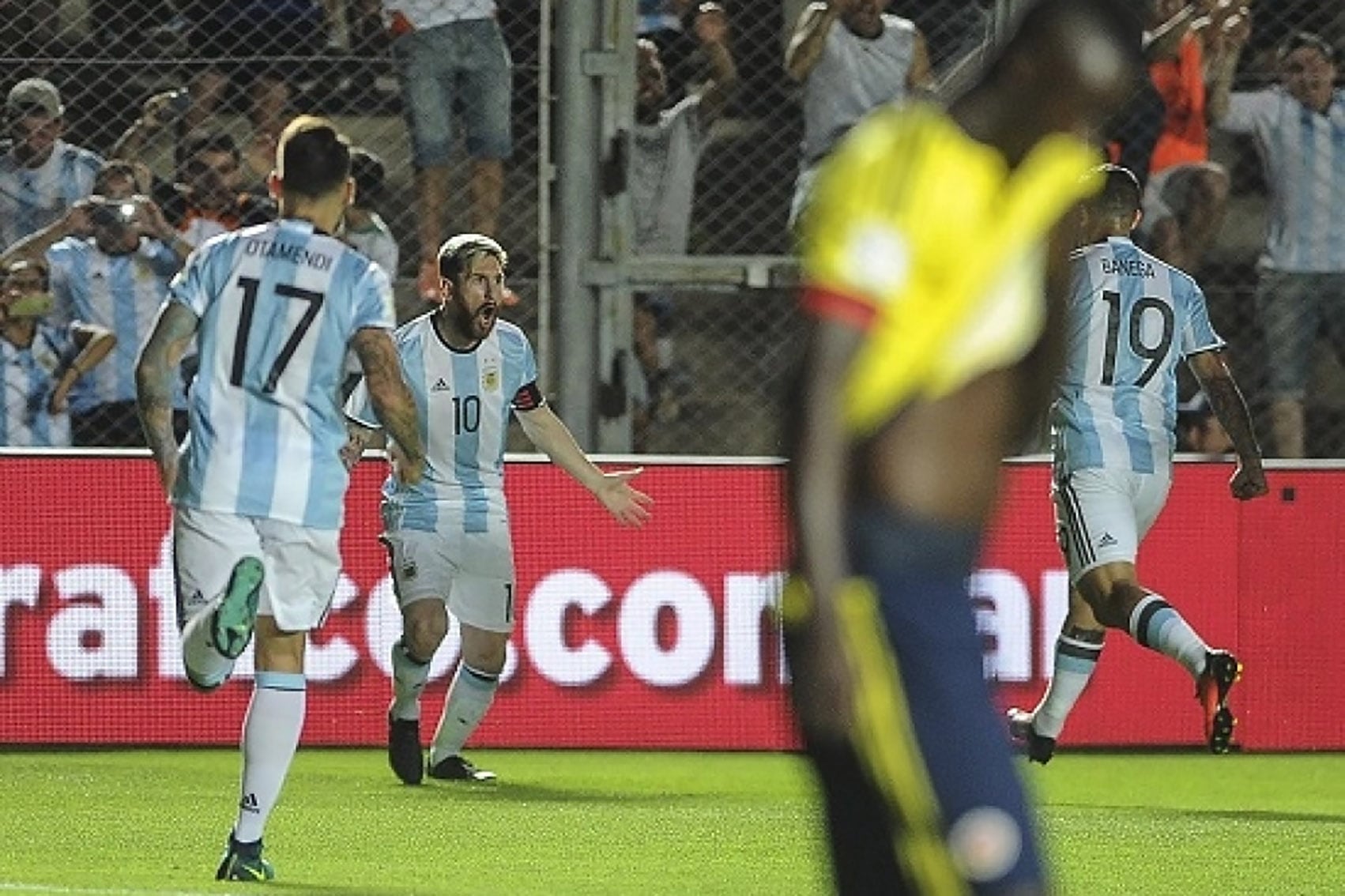 Messi festeja su gol en Argentina 3, Colombia 0 (2016). EPI 2: Otro grito de Messi. Argentina 2, Uruguay 1  (2008) 