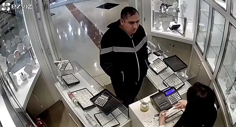 El hombre se escapó del lugar simulando una llamada telefónica (Captura de video)