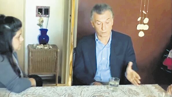 “Todo se va a resolver”, le dijo Macri a la familia que fue a visitar en el llamativo video subido a las redes.