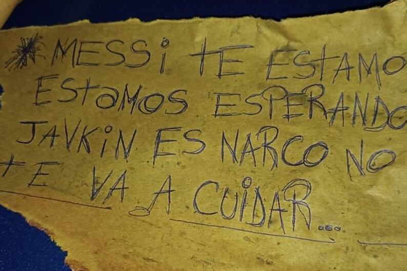 La nota intimidatoria que le dejaron a Lionel Messi tras balear un supermercado de la familia de su esposa.