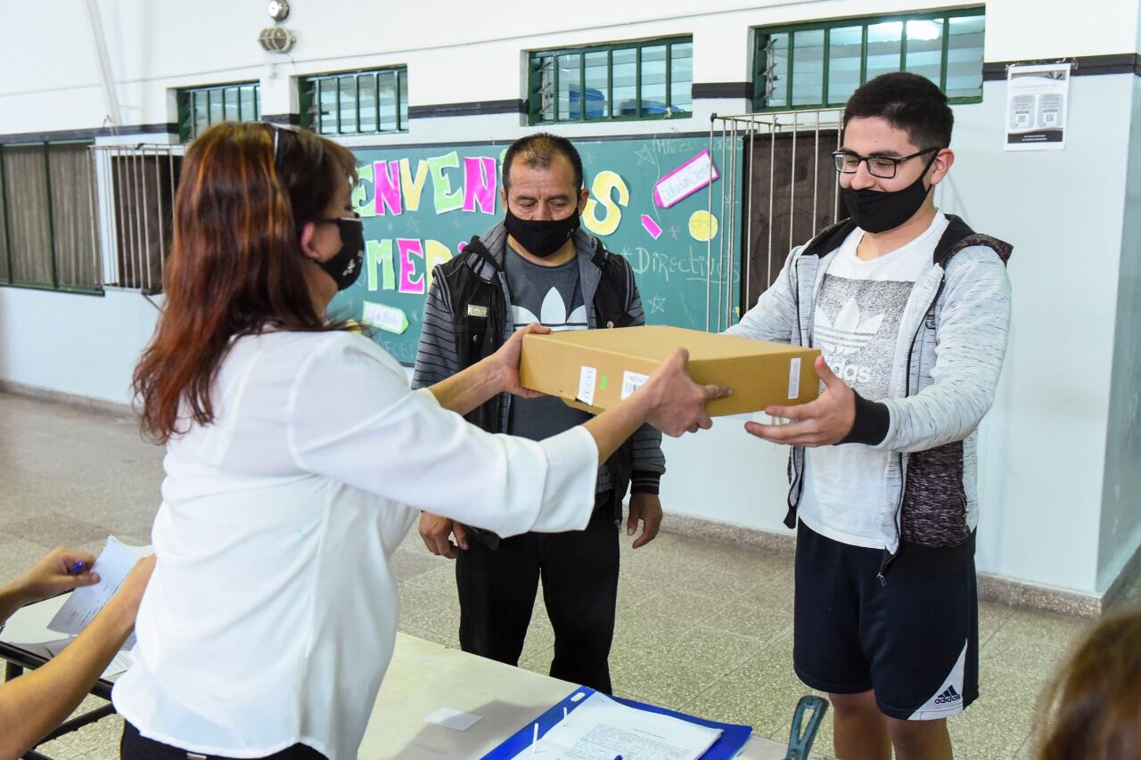 El ministro de Educación de la Nación, Nicolás Trotta, encabezó la distribución de 370 equipos.