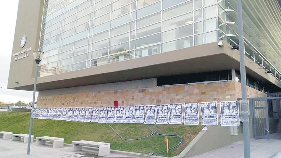 La Colectiva Feminista La Revuelta intervino los tribunales con fotos de Focaccia.