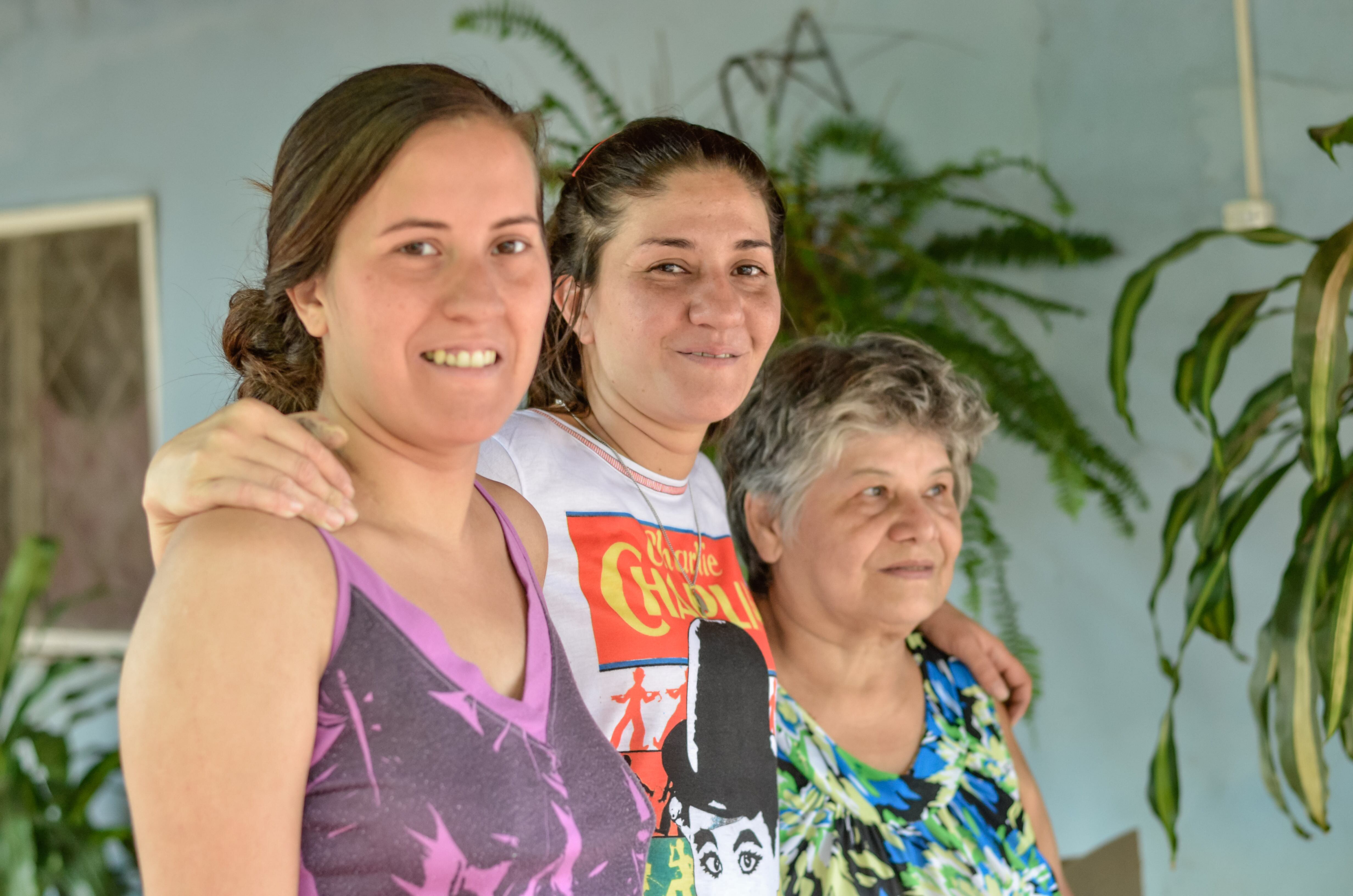 Cristina, al centro, y el reencuentro con las mujeres de su familia el día que la liberaron.