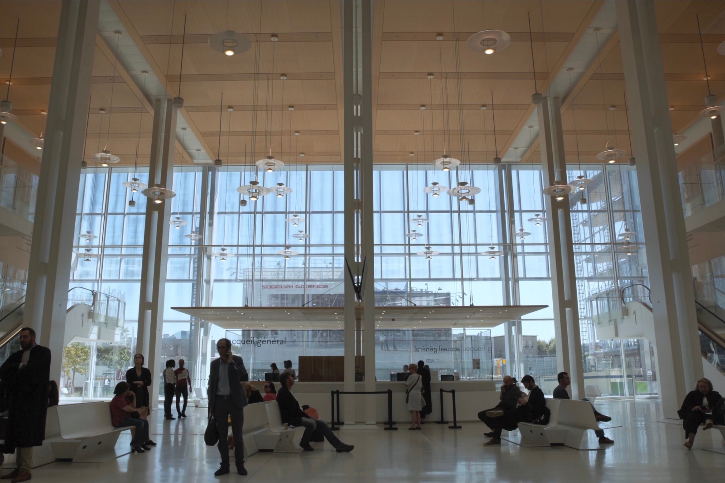 La imposibilidad de acceder al recinto donde se desarrolló el juicio juega a favor del relato