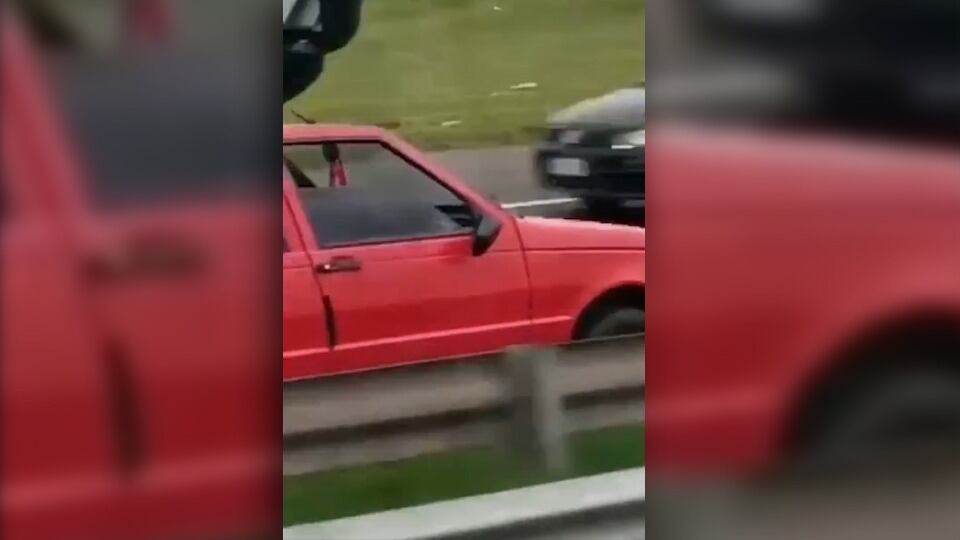 Un Duna circulando a contramano por el Acceso Oeste.