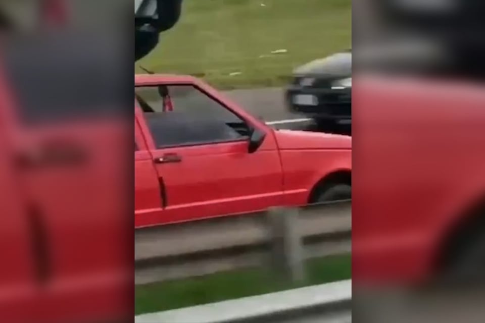 Un Duna circulando a contramano por el Acceso Oeste.