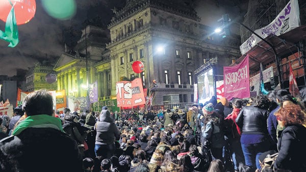 Después de la multitudinaria concentración, la muchedumbre pasó la noche en vigilia.