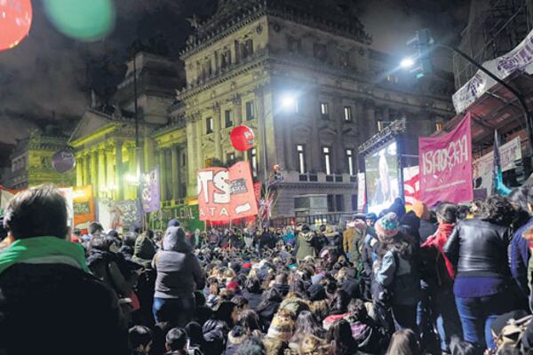 Después de la multitudinaria concentración, la muchedumbre pasó la noche en vigilia.