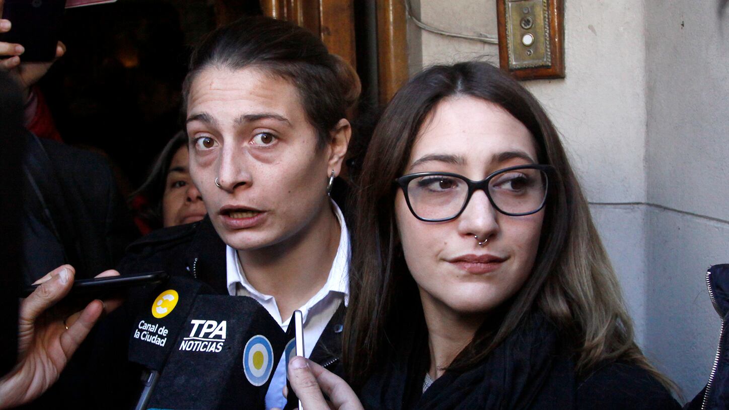 Mariana Gómez habla a los medios, acompañada por Rocío Girat.