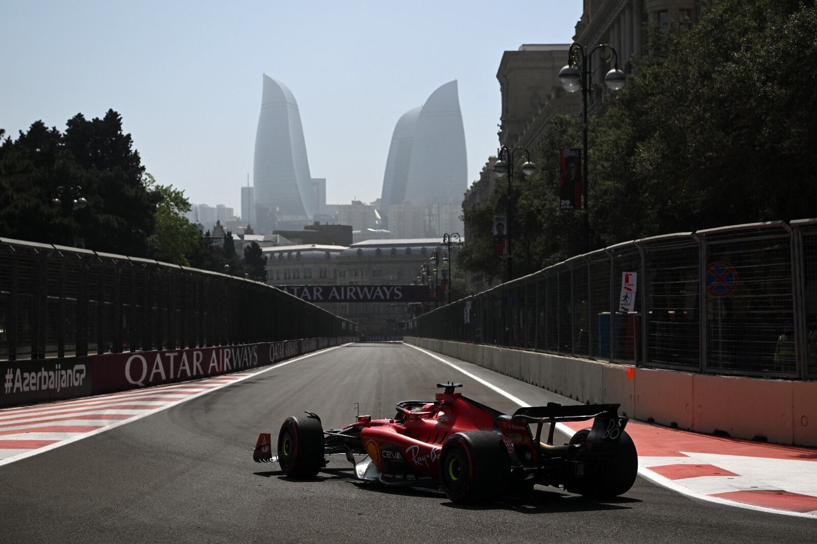 La Ferrari de Leclerc en el callejero de Baku.