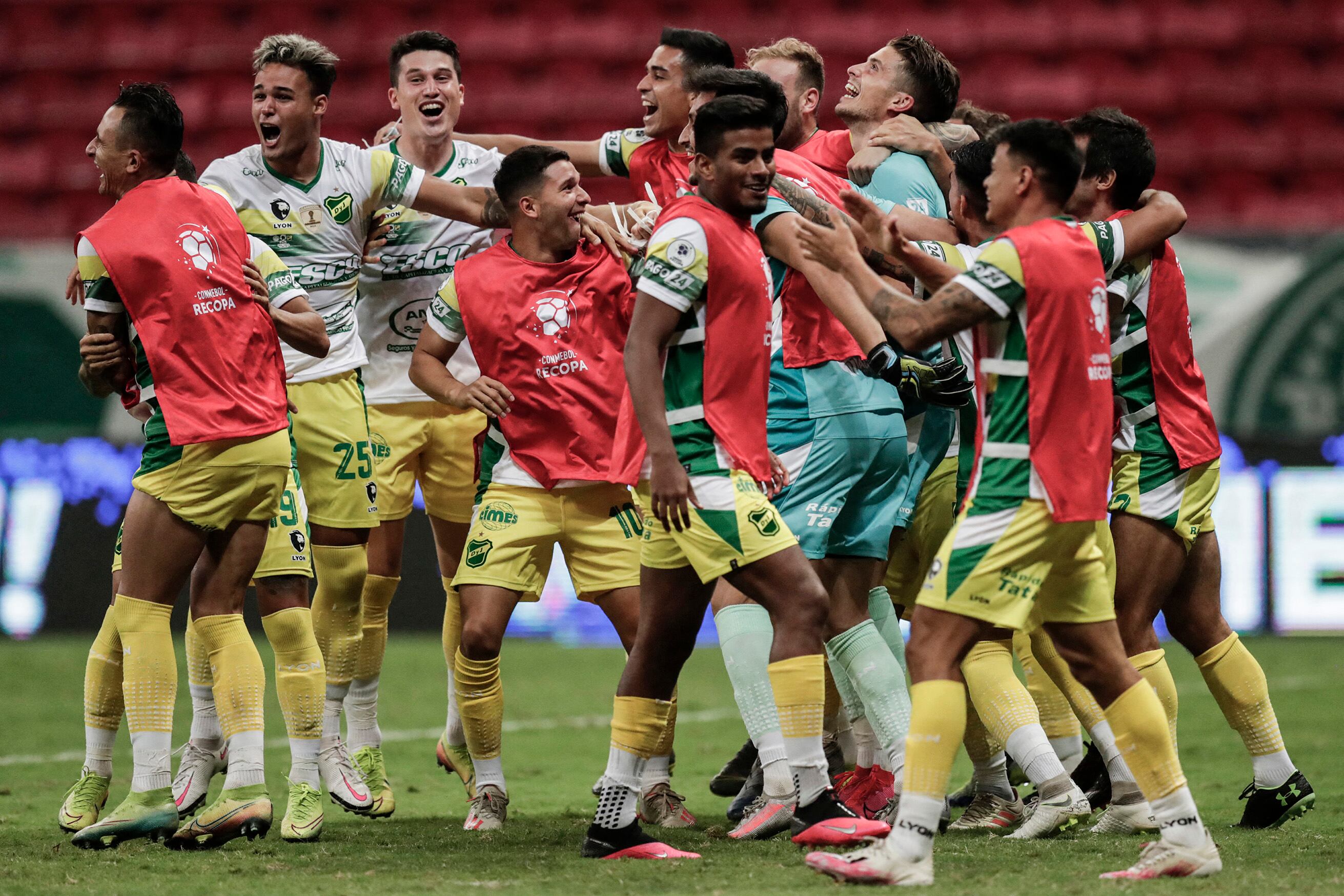 Los jugadores de Defensa festejan el título con Unsain, el héroe de la noche.