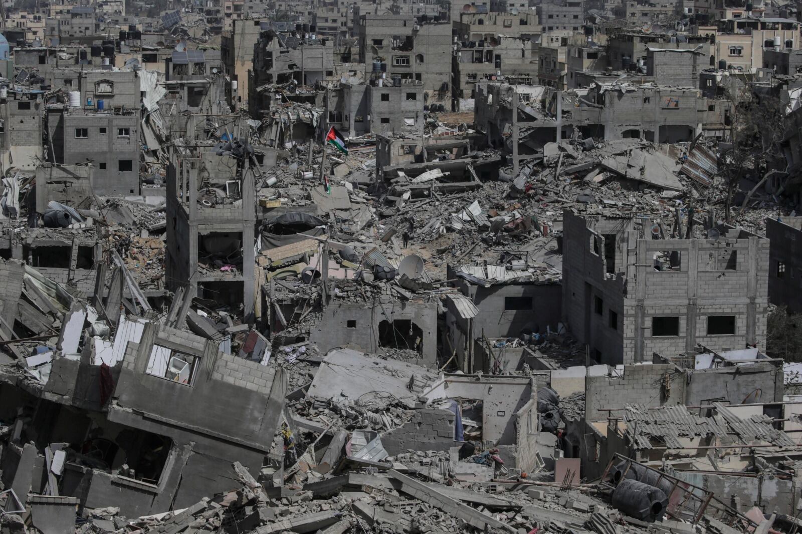 Una bandera palestina flamea en medio de las ruinas en Khan Yunis.