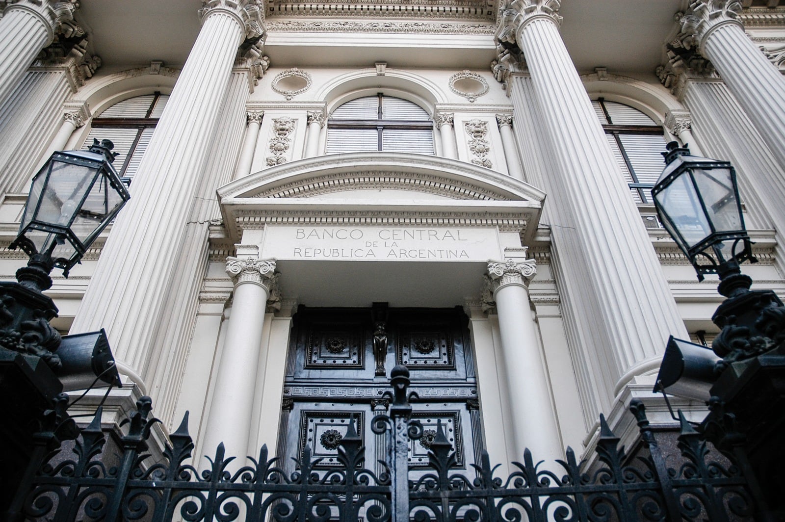 El Central tenía unos 27 mil millones de dólares al 30 de junio. 