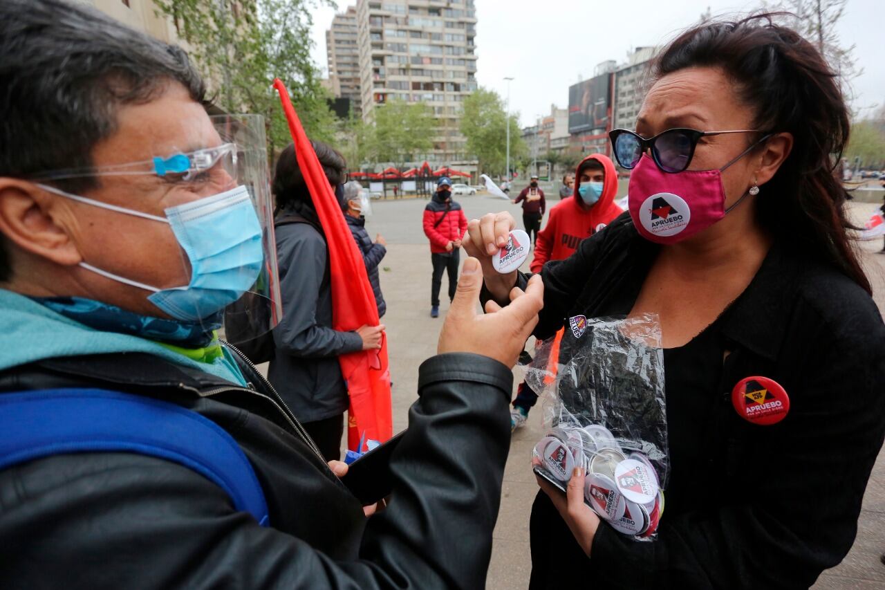 Campaña a favor del "Apruebo" la constitución pinochetista en Santiago de Chile.