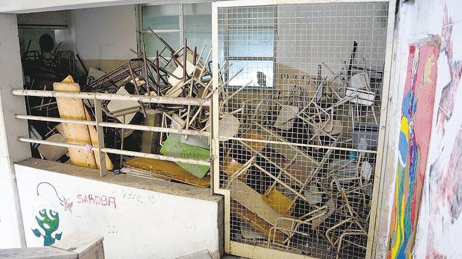 El mobiliario ni se arregla ni se renueva, se arrincona nomás.